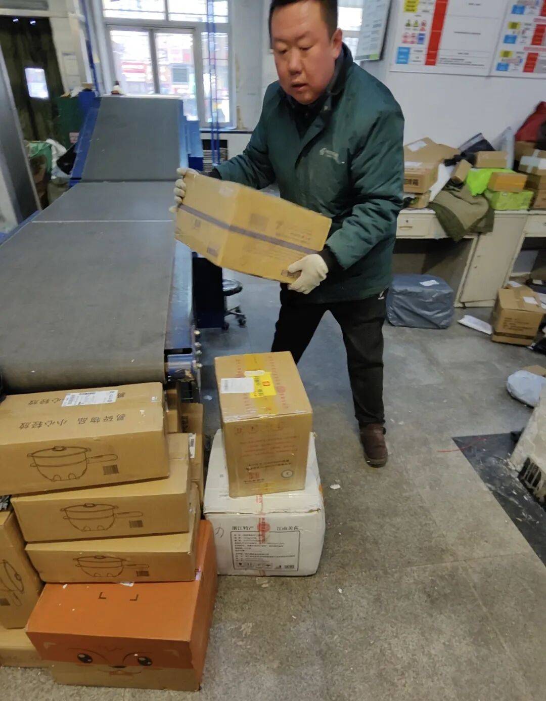 【2026新春走基層】凌晨5點起床，深夜10點回家｜快遞小哥王飛：我送的不只是快遞，更是新春裡的安心