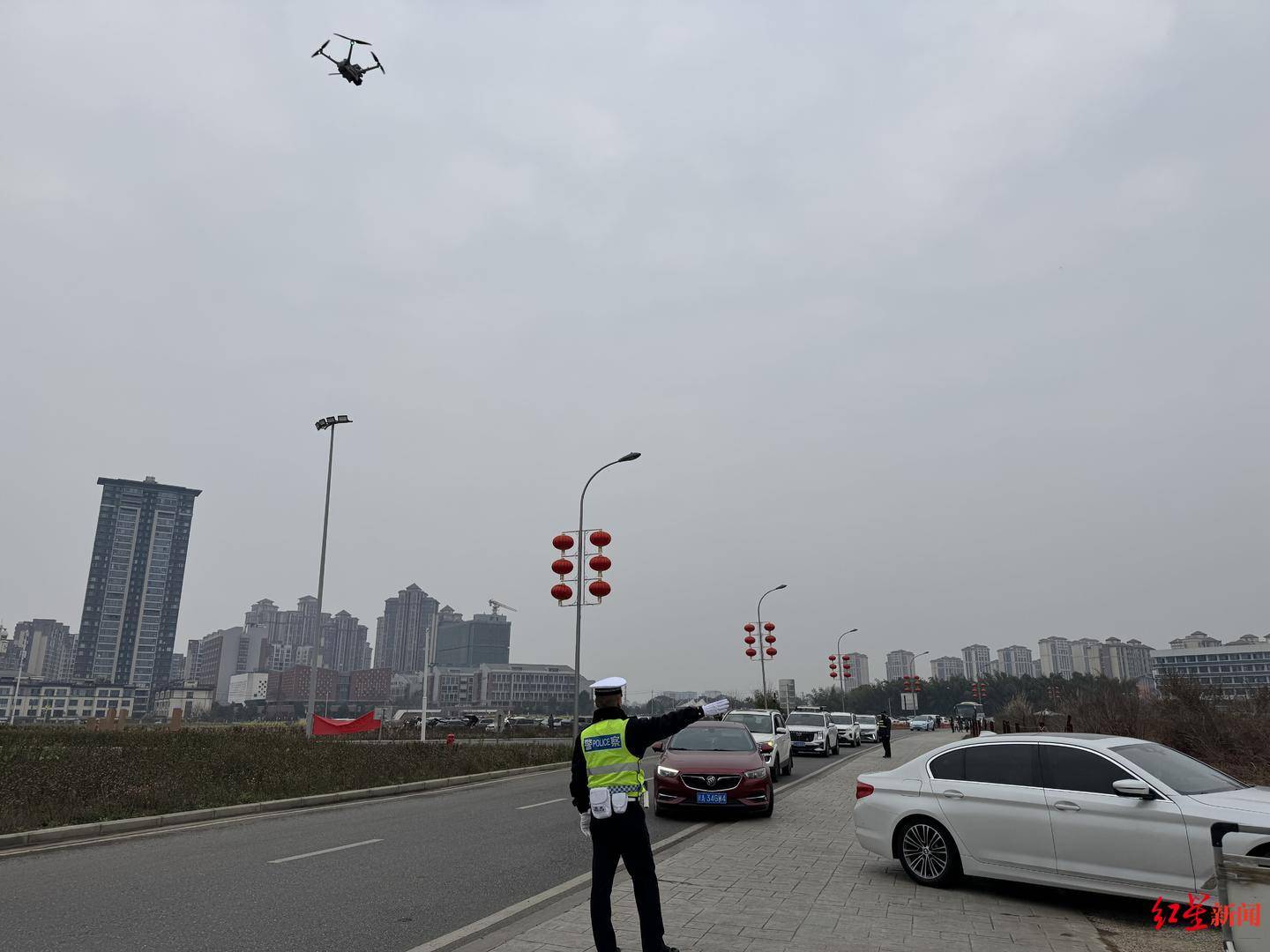成都交警戴上高科技眼鏡：景區車輛有沒預約，一眼就能識別！