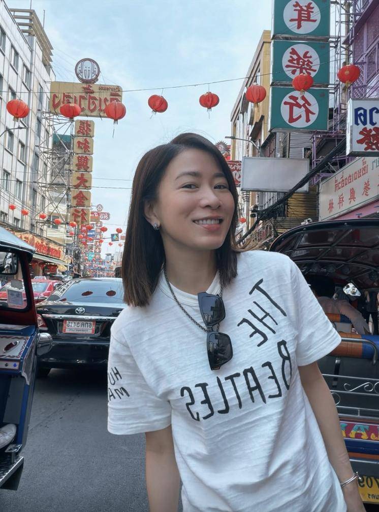 原創佘詩曼陪家人出國旅遊，45歲弟弟罕露臉有型有款，姐弟倆長得不像