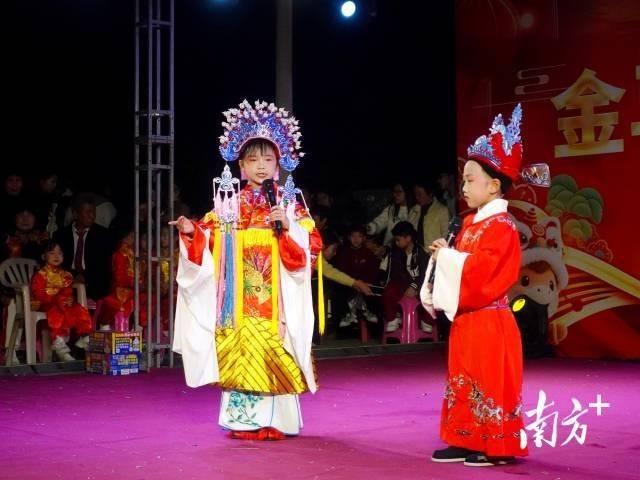 “00後”大學生回鄉接棒辦“村晚”