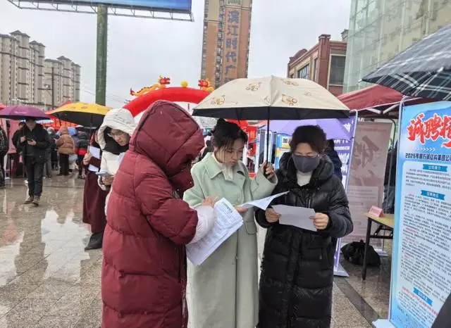 東至縣人社局開展進園區專場招聘活動