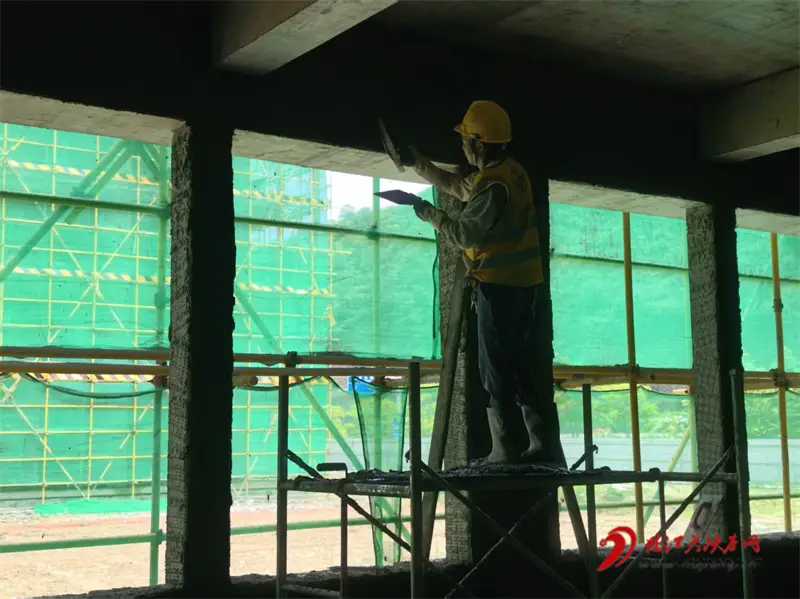 瀘水新城中學建設專案主體結構全面封頂