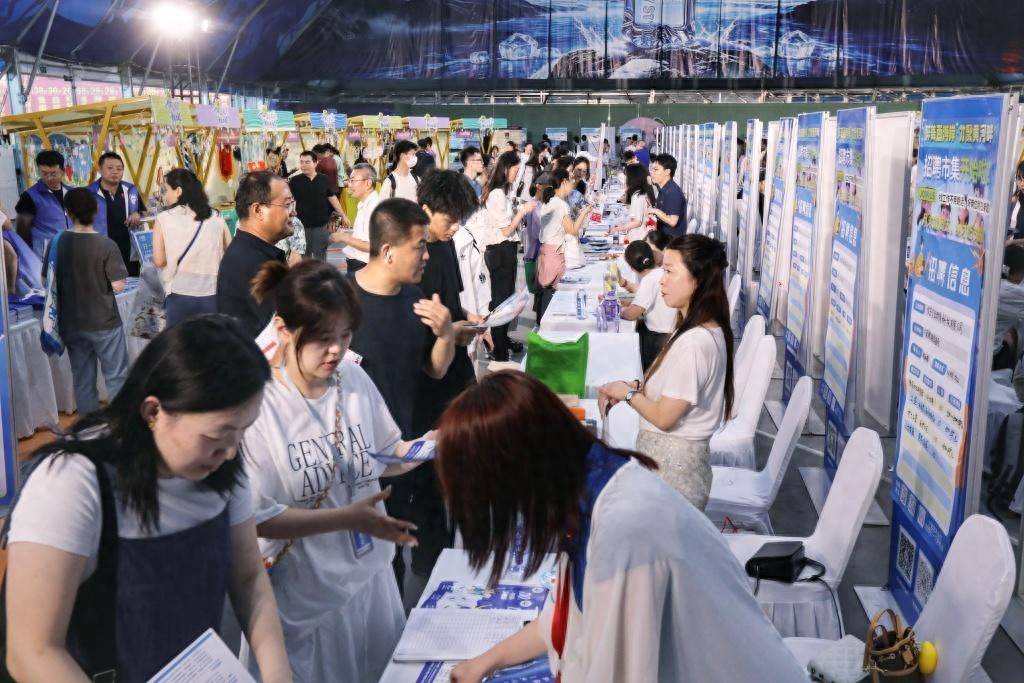 啤酒節遇上招聘會：3500餘個崗位“搬進”金沙灘啤酒城