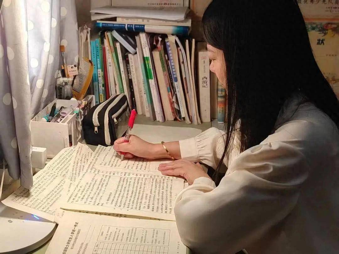 為鼓勵初中生女兒，成都41歲媽媽以初試第一的成績考上985研究生