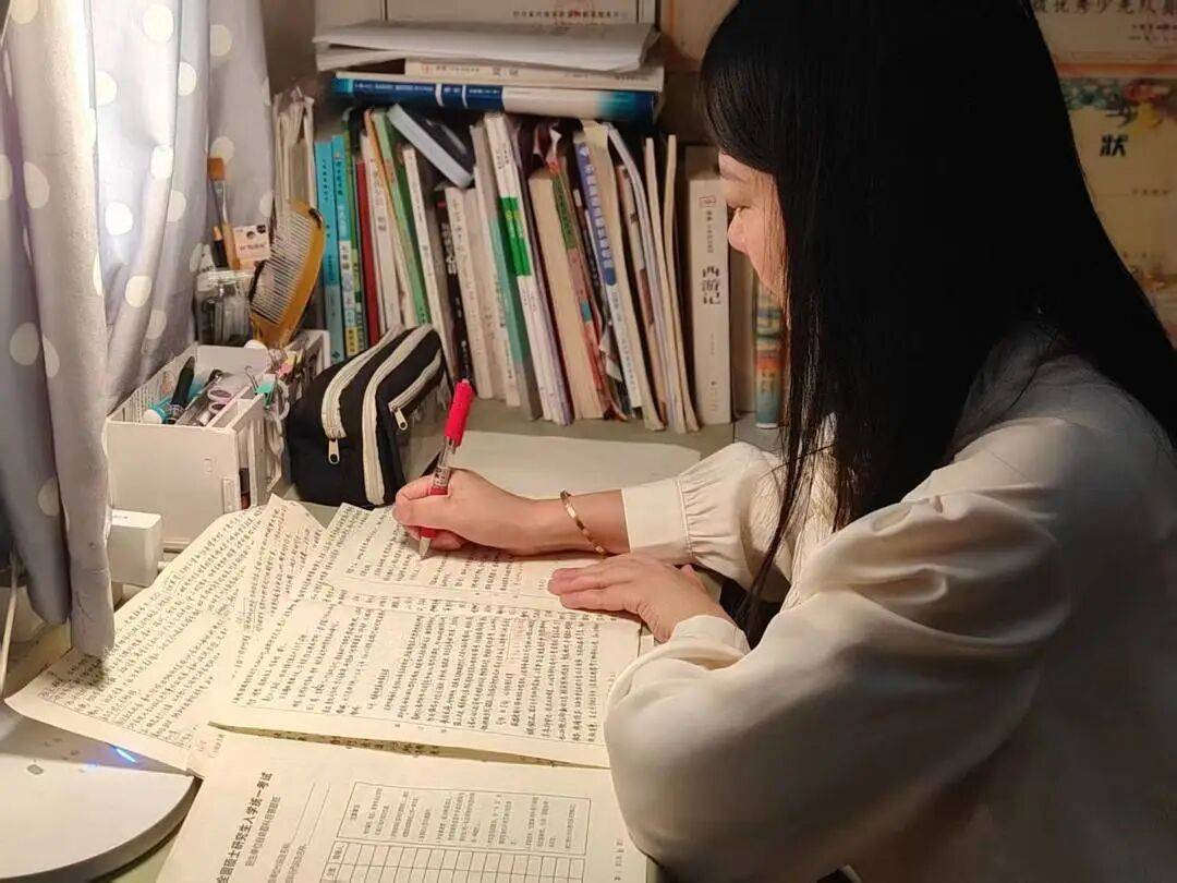 "正是闖的年紀"! 41歲媽媽考研封神,416分初試第一…母女相約成校友