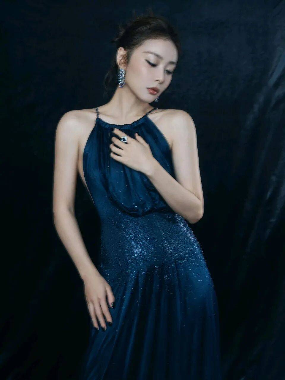 原創高葉的“大嫂”美學到底有多絕？深藍星河與黑金刺繡，把高階感拿捏得死死的！