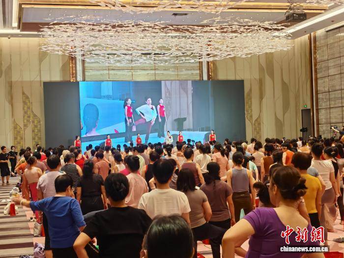 “全民健身日”近400位中老年女性在穗共練中式瑜伽