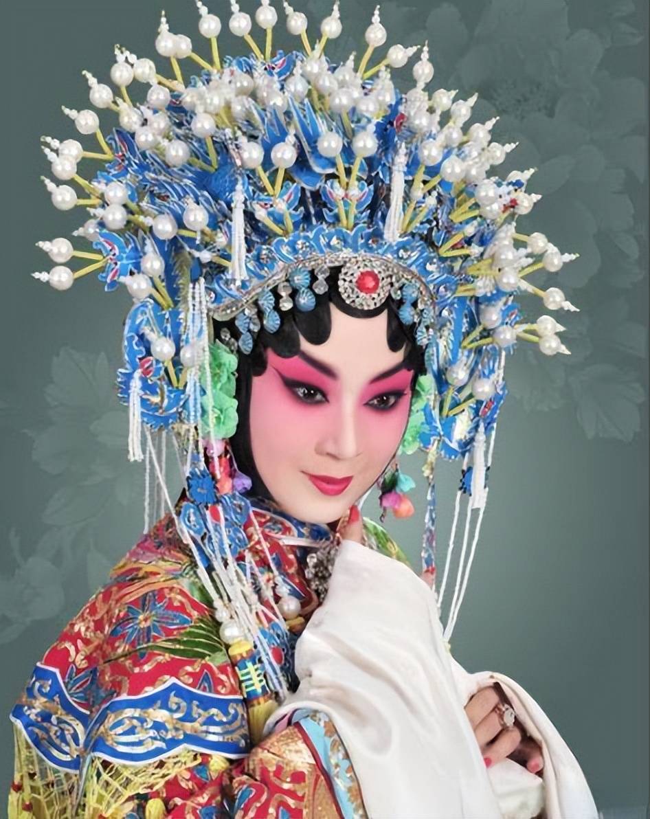 原創她是京劇大師，41歲抑鬱早逝，今兒子考入戲劇學院，母親仍思念她
