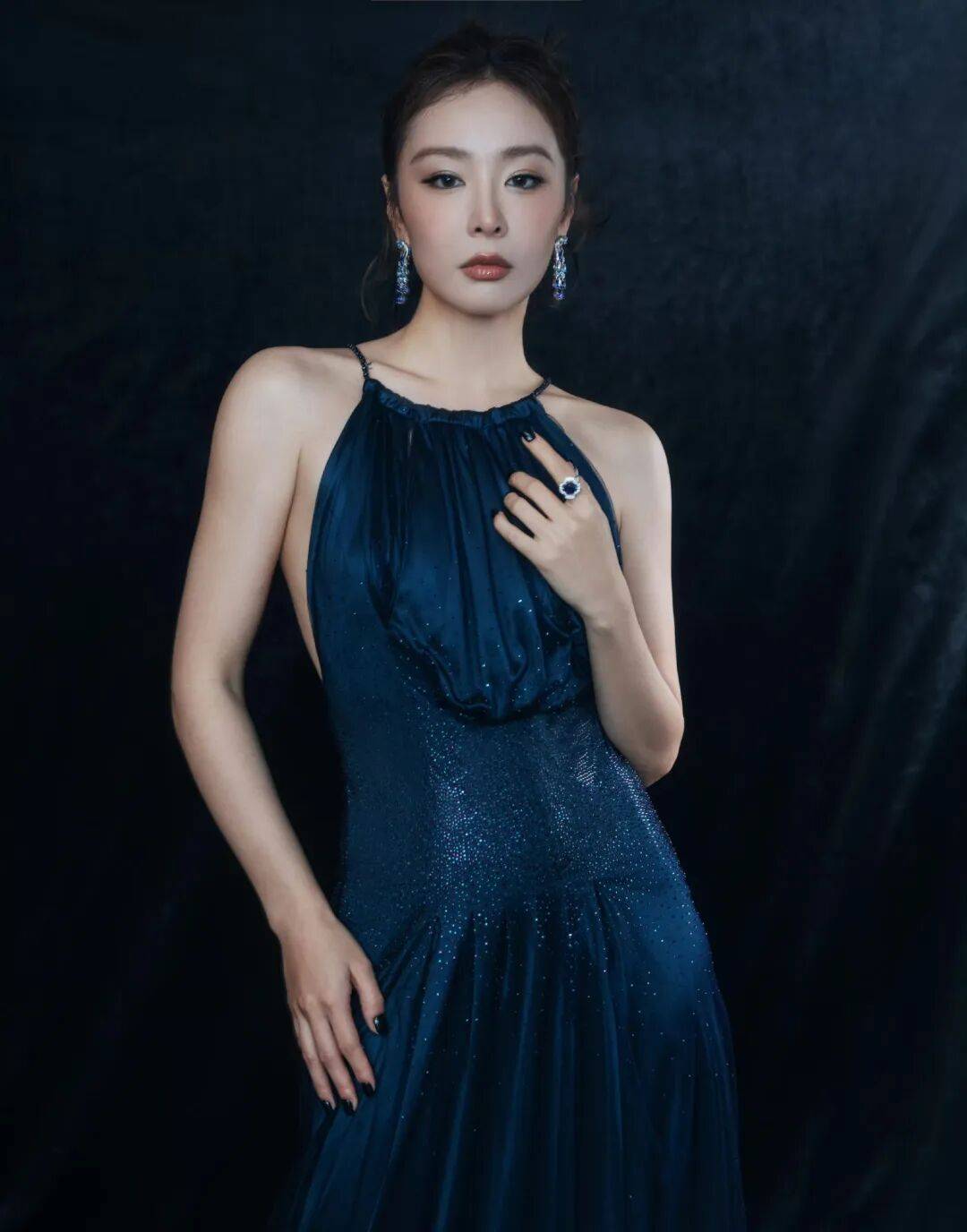 原創高葉的“大嫂”美學到底有多絕？深藍星河與黑金刺繡，把高階感拿捏得死死的！