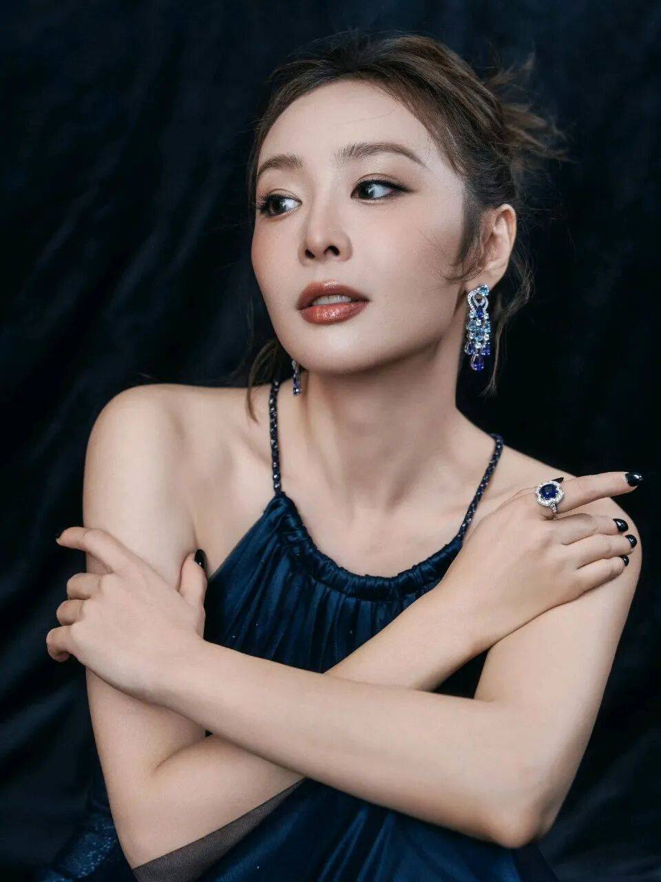 原創高葉的“大嫂”美學到底有多絕？深藍星河與黑金刺繡，把高階感拿捏得死死的！