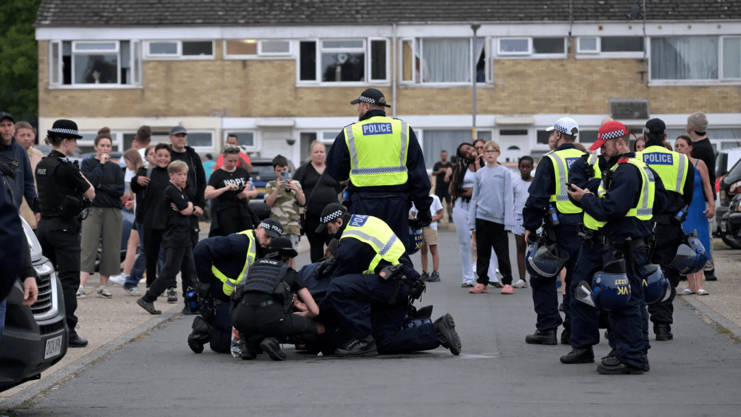 英國小鎮爆發反移民騷亂！多人被捕，已持續數日！中國使館緊急提醒暑期赴英遊客...
