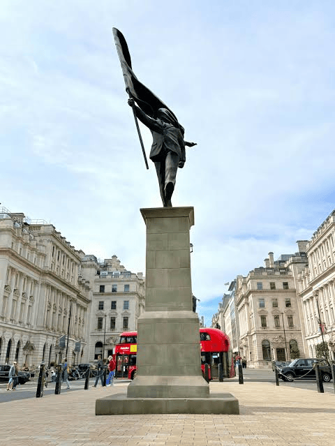 留學生大降後，英國大學降分搶招本地學生！英首相或推出更多惠民新政...