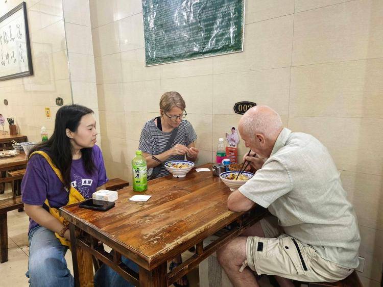 China Cool盛夏出圈｜做陶俑、品美食、見生活，老外在煙火氣中感受中國“Cool”