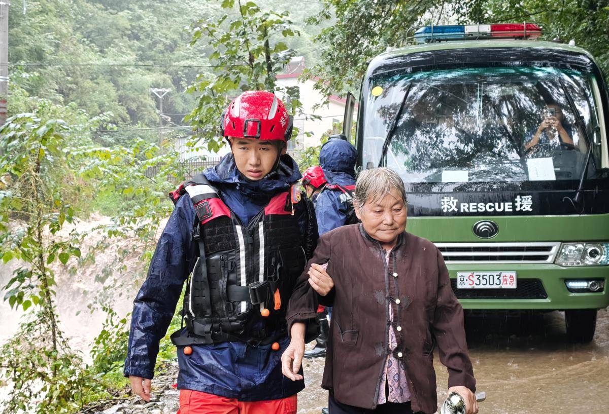 “老的牽著，小的抱著”，19人全數安全轉移！湖北襄陽這所小學成了臨時“避風港”