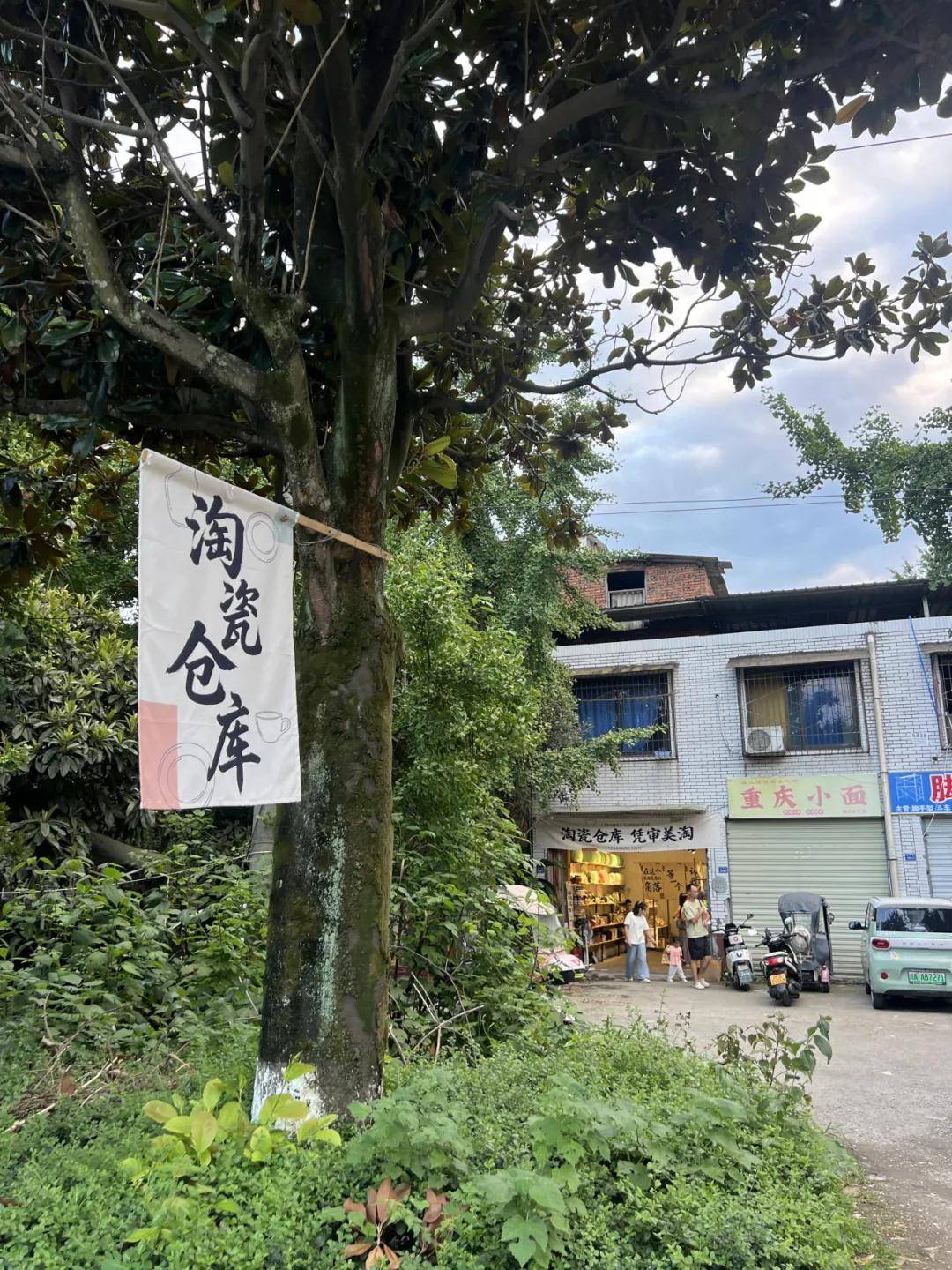 “倉庫有40°C，貨架都賣空了”，成都一陶瓷倉庫走紅，老闆緊急加裝3個空調
