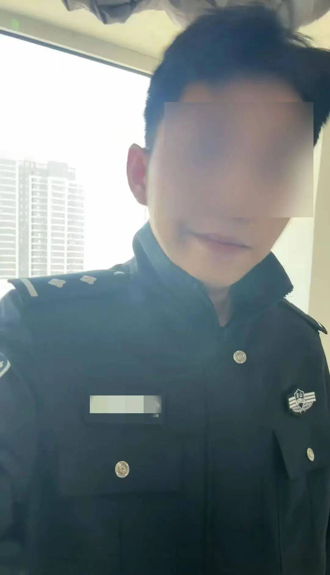 網戀“警察男友”，聊城女孩被騙4萬餘元！男子網購假警服同時欺騙多名女性，已被刑拘