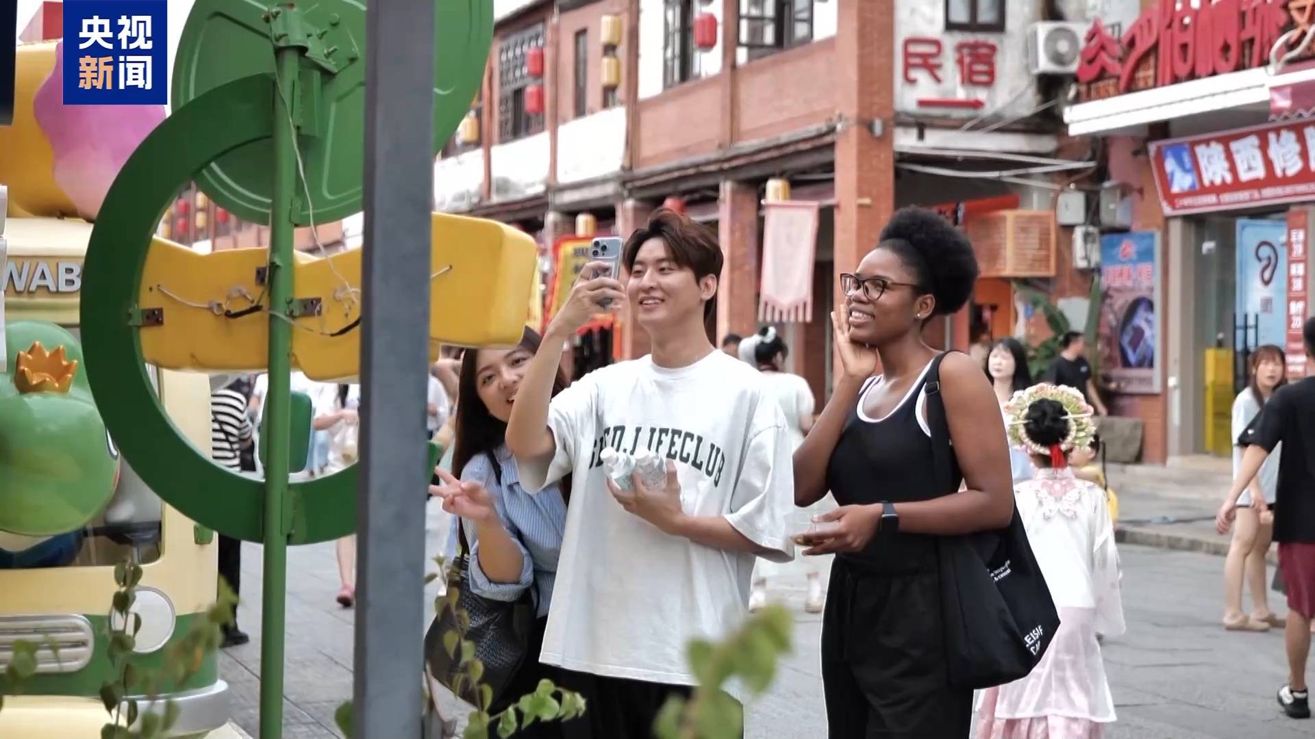 國產影視IP帶動跨境遊，外國遊客打卡電影取景地
