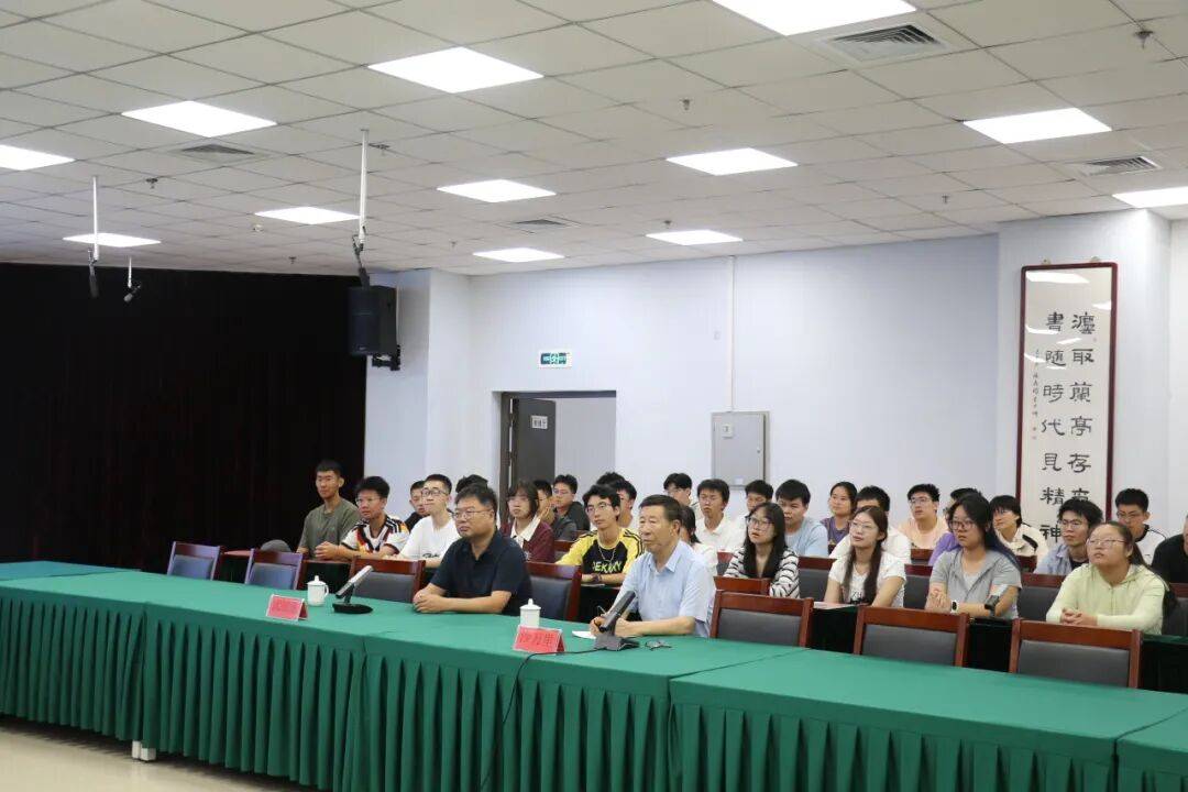 沙萬里先生為忻州高階中學80名優秀畢業生髮放助學金