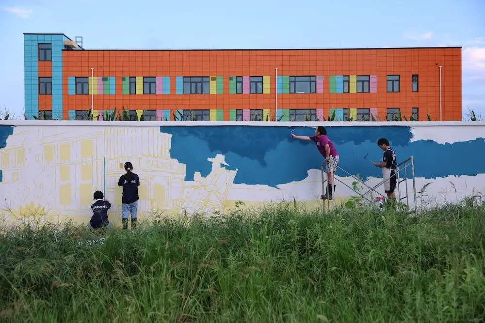 這個暑假，21名大學生在平谷“手搓”394米牆繪