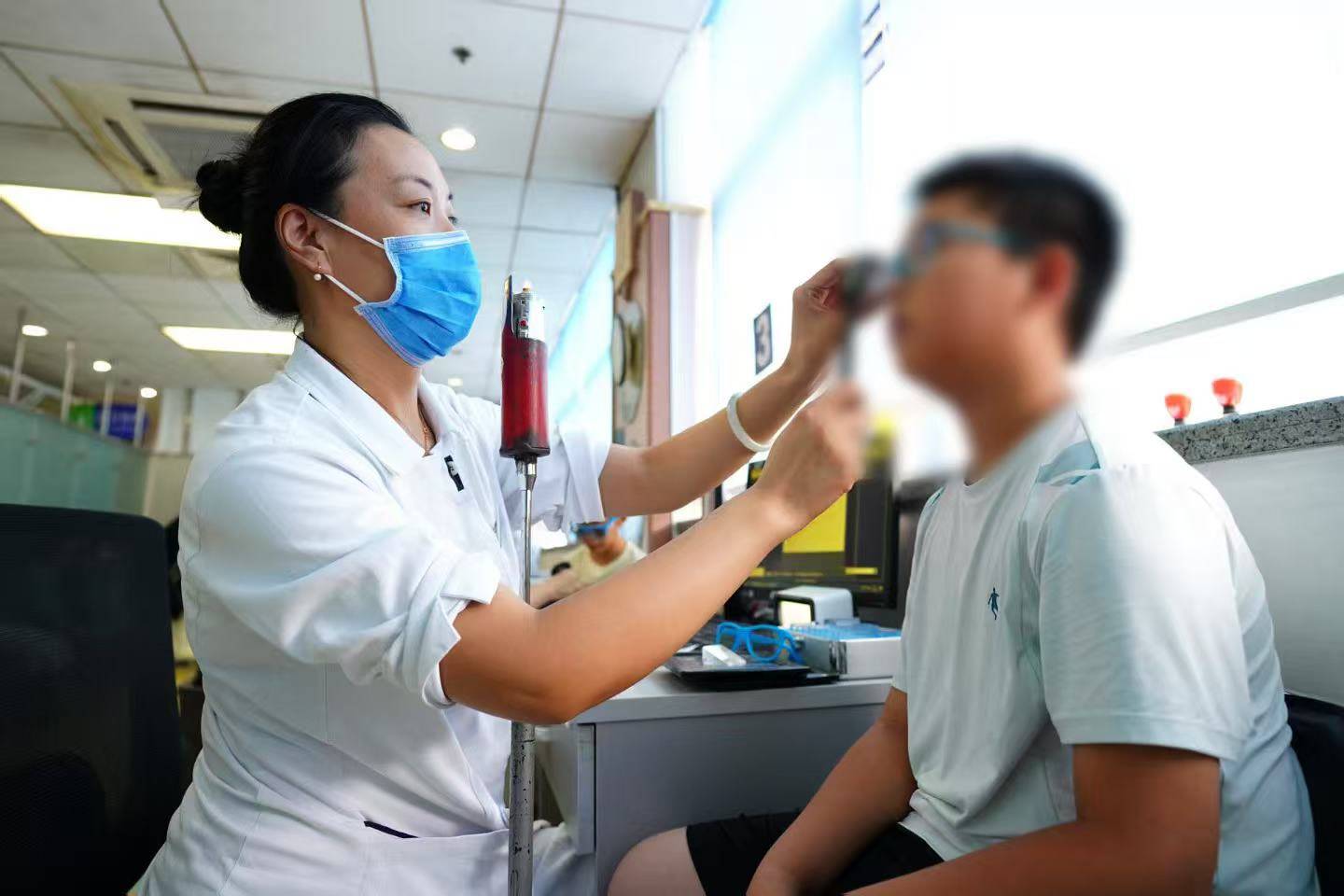 開學前眼科門診患兒扎堆兒，暑期“宅家”催生了不少“小眼鏡”