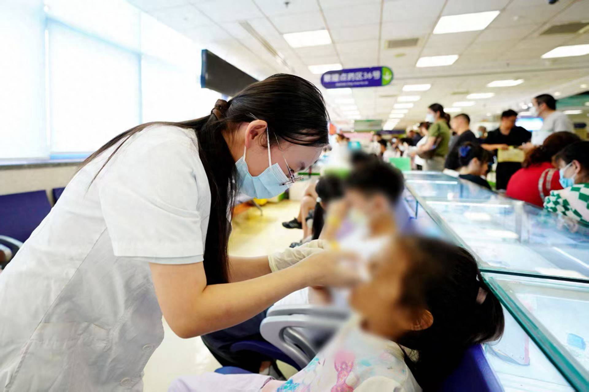 開學前眼科門診患兒扎堆兒，暑期“宅家”催生了不少“小眼鏡”