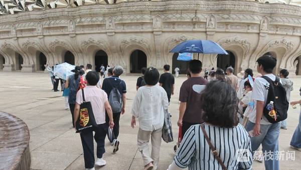錄取通知書當“門票” 大學新生帶著爸媽免費遊南京