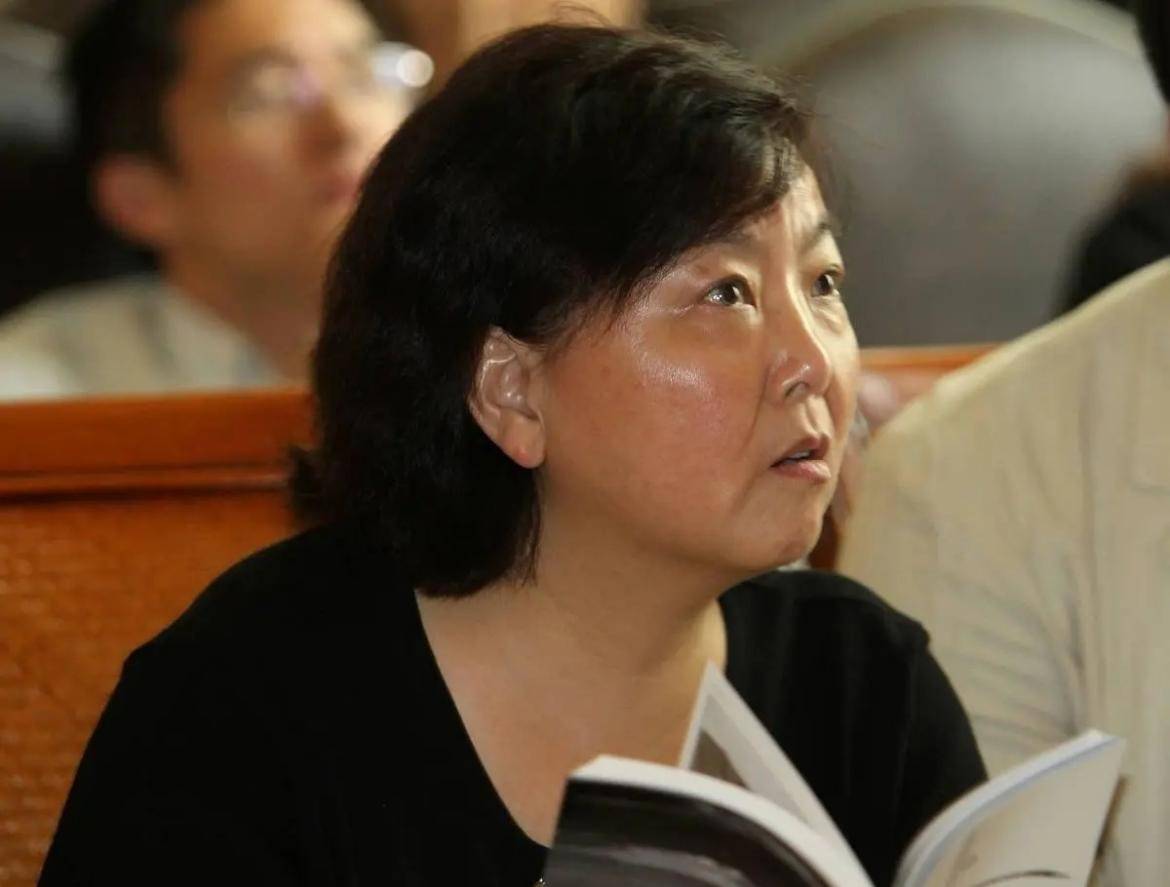 原創知名作家詆譭祖國，想移民美國卻被遣返，如今付出了應有的代價