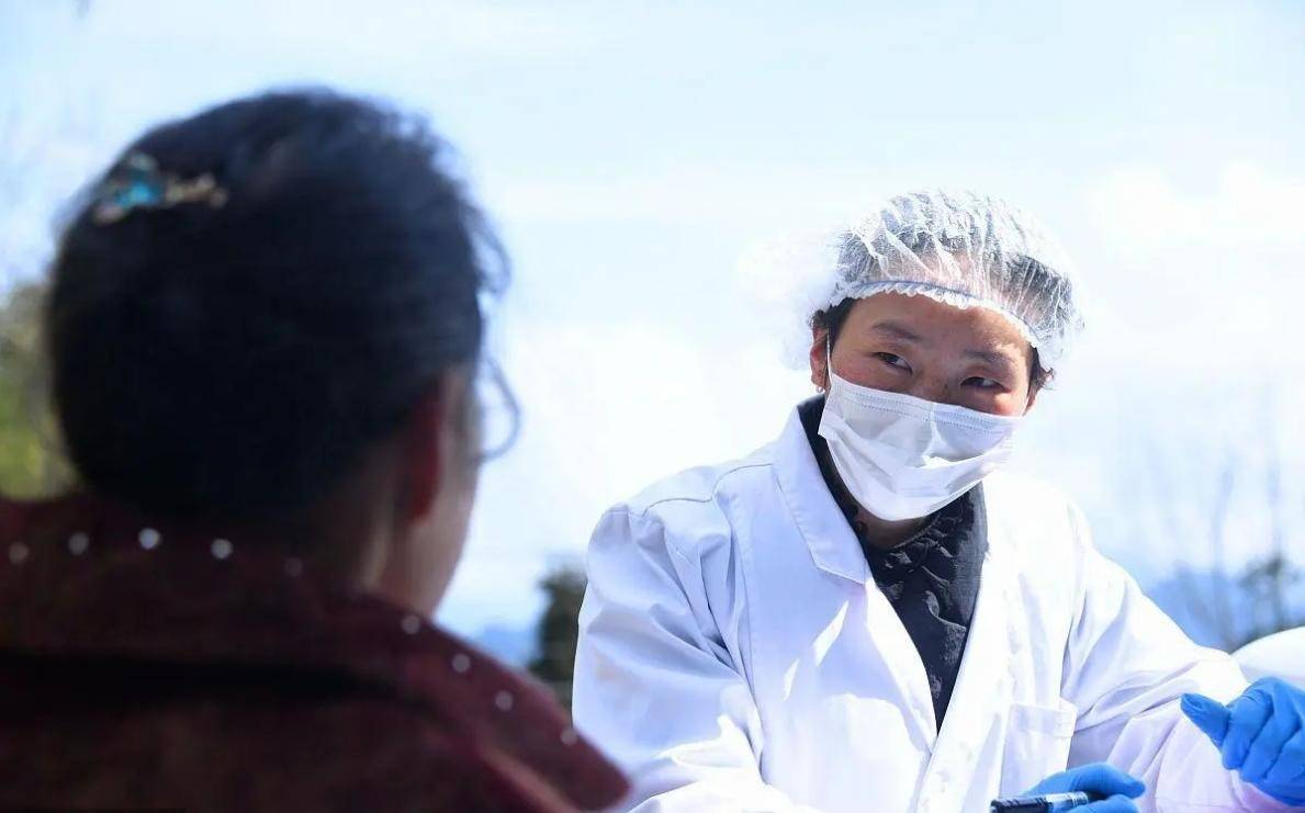 原創知名作家詆譭祖國，想移民美國卻被遣返，如今付出了應有的代價