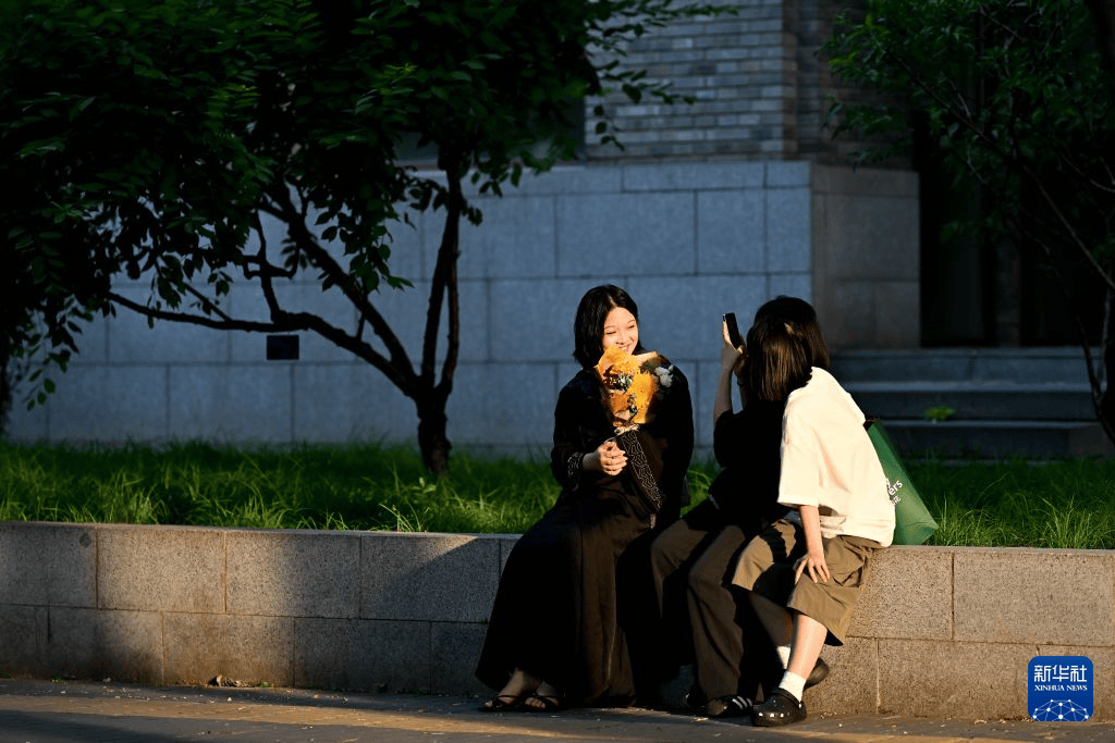 “大學宿舍第一晚到底有多難睡”上熱搜，不妨溫暖接納