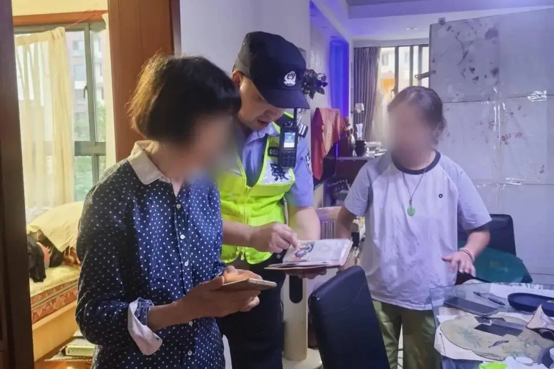 兒媳在外旅遊的一個電話，民警衝進婆婆家：她正把 20 萬元轉給 “黃金大師”