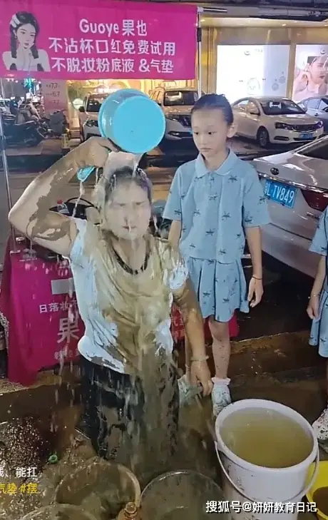 原創“沒面子才能賺到錢”，2個小學女兒被媽媽嚇壞，母親：故意讓她們看的