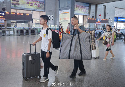 這個身影讓人淚目！湖北父親挑扁擔送兒到上海大學報到