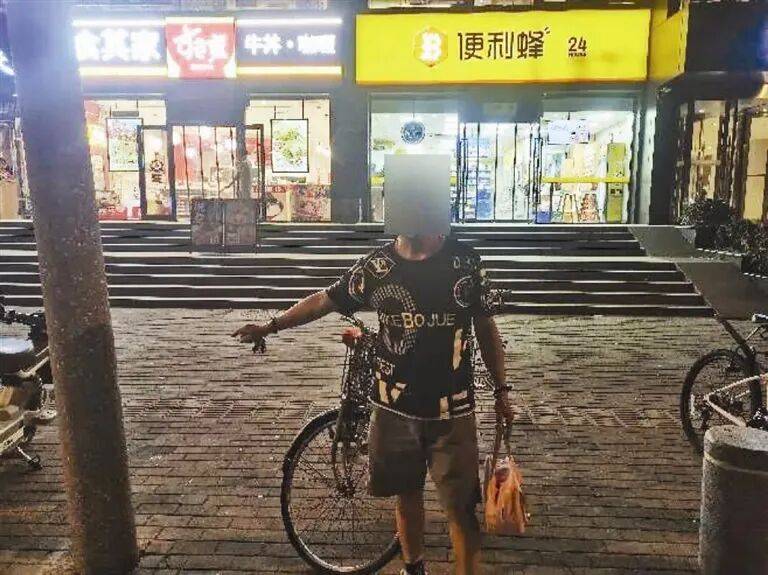 太荒唐！路過萬德莊，66歲大爺“順走”昂貴公路車，心裡還放不下自家舊車，結果……