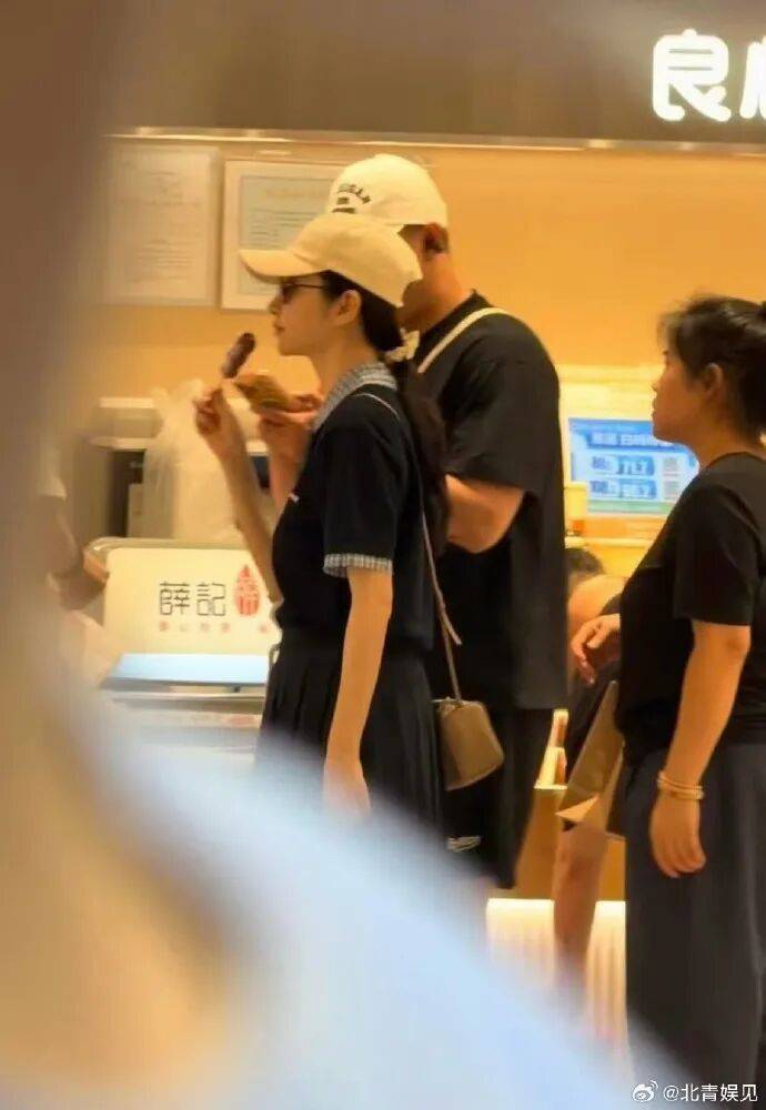 “景甜風波後的狀態”上熱搜，照片顯示其一身休閒裝扮逛商場，三人同行，狀態鬆弛淡定