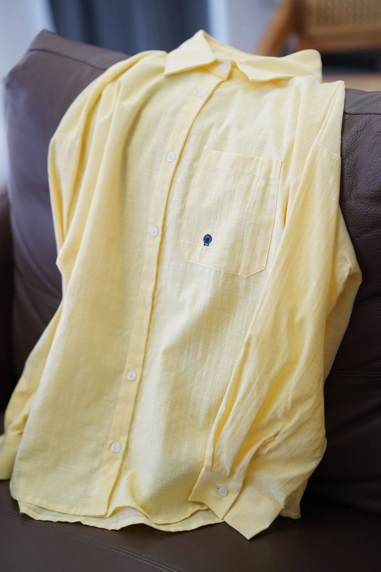 “貝殼刺繡襯衫”太老錢了，怎麼搭都好看！