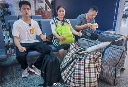 這個身影讓人淚目！湖北父親挑扁擔送兒到上海大學報到