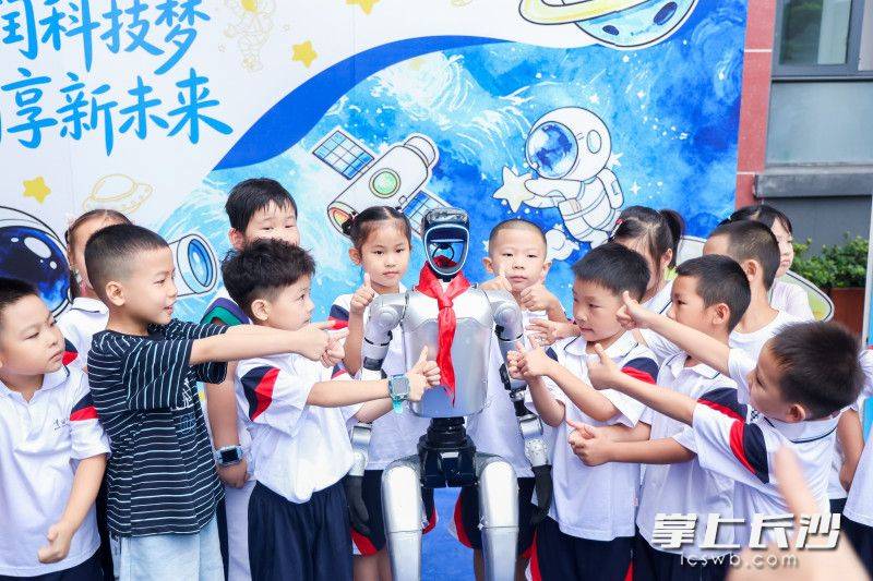 原創小學生與機器人“鬥舞”，開學報到日科技感拉滿