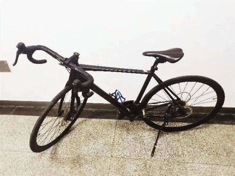 太荒唐！路過萬德莊，66歲大爺“順走”昂貴公路車，心裡還放不下自家舊車，結果……