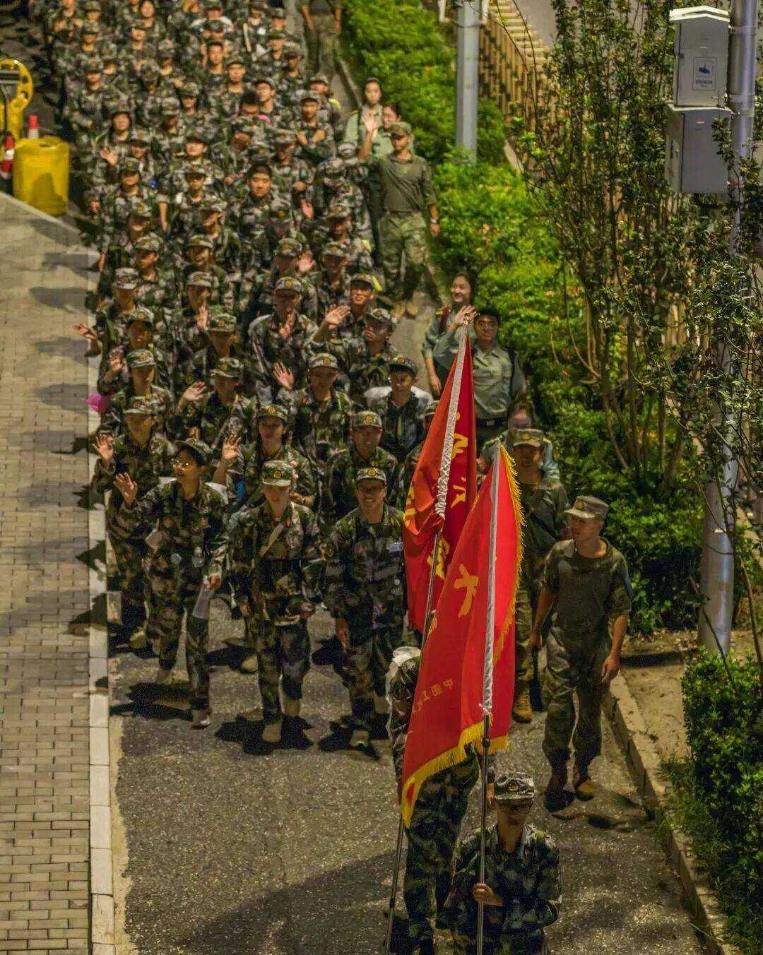 清華大學新生，夜間拉練20公里