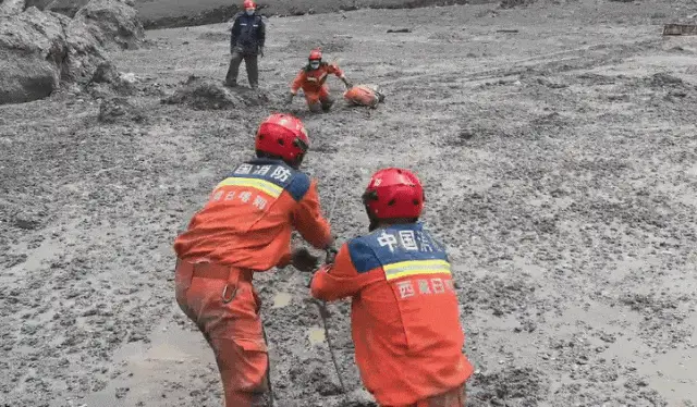 吉隆口岸泥石流痕跡目測60多米高，移民警察女友被埋，他說“下面是我們的人民群眾，我們去接他們、找他們”