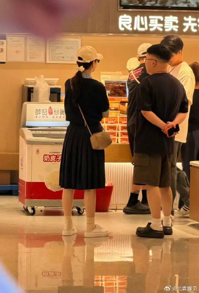 “景甜風波後的狀態”上熱搜，照片顯示其一身休閒裝扮逛商場，三人同行，狀態鬆弛淡定