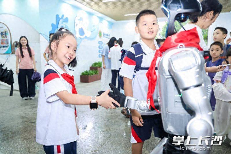 原創小學生與機器人“鬥舞”，開學報到日科技感拉滿