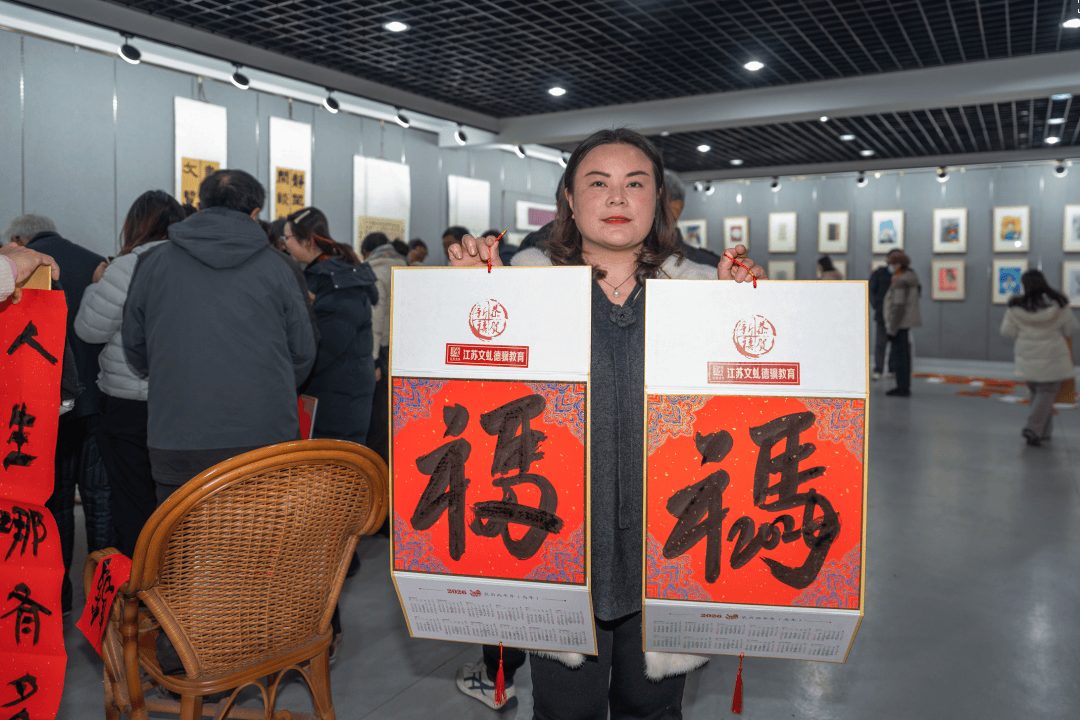 《揚州晚報》創刊30週年之際，書法名家手寫春聯送祝福