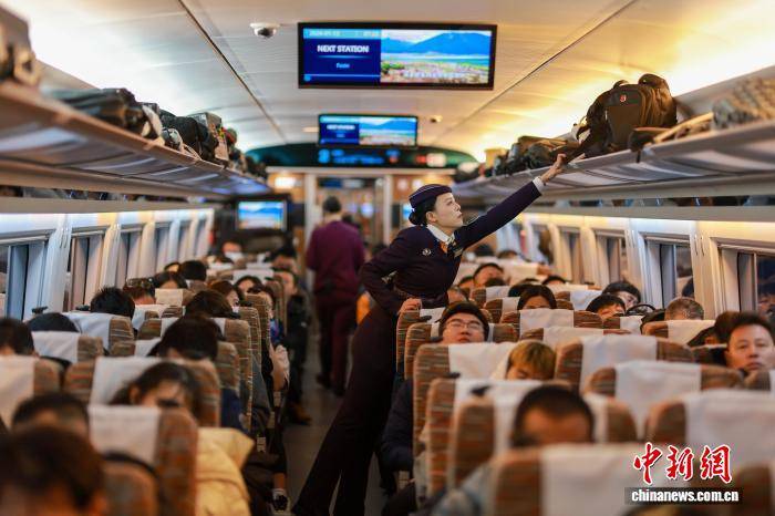 沈鐵：女車長助力大學生返鄉