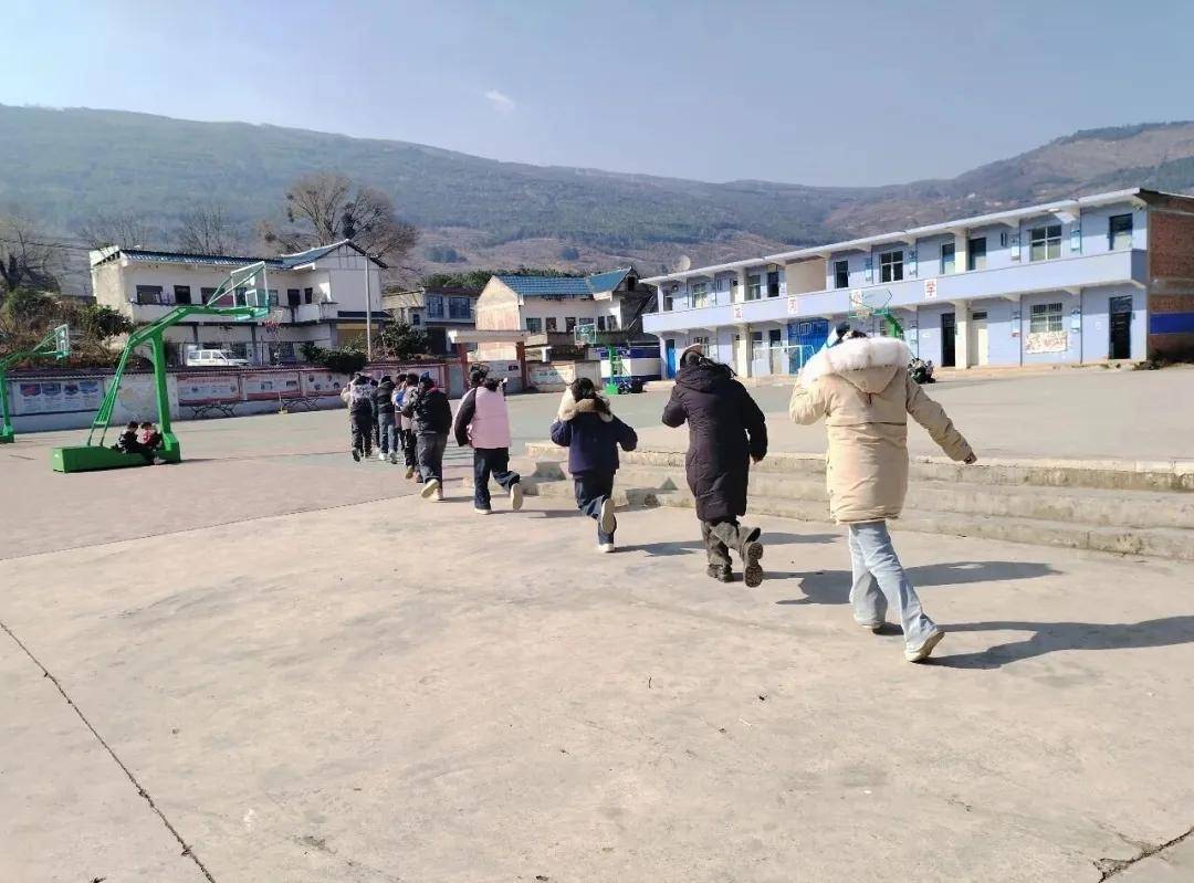 威寧縣龍街鎮龍河小學開展防震應急疏散演練