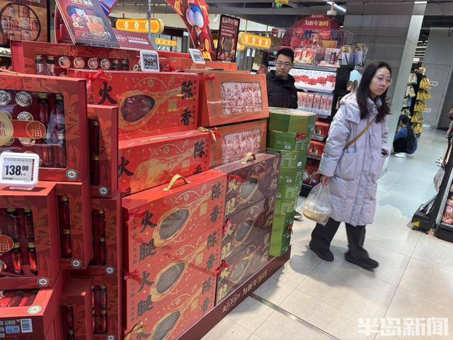 貨架滿滿當當，市民忙購“年味”