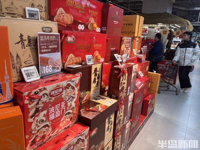 貨架滿滿當當，市民忙購“年味”