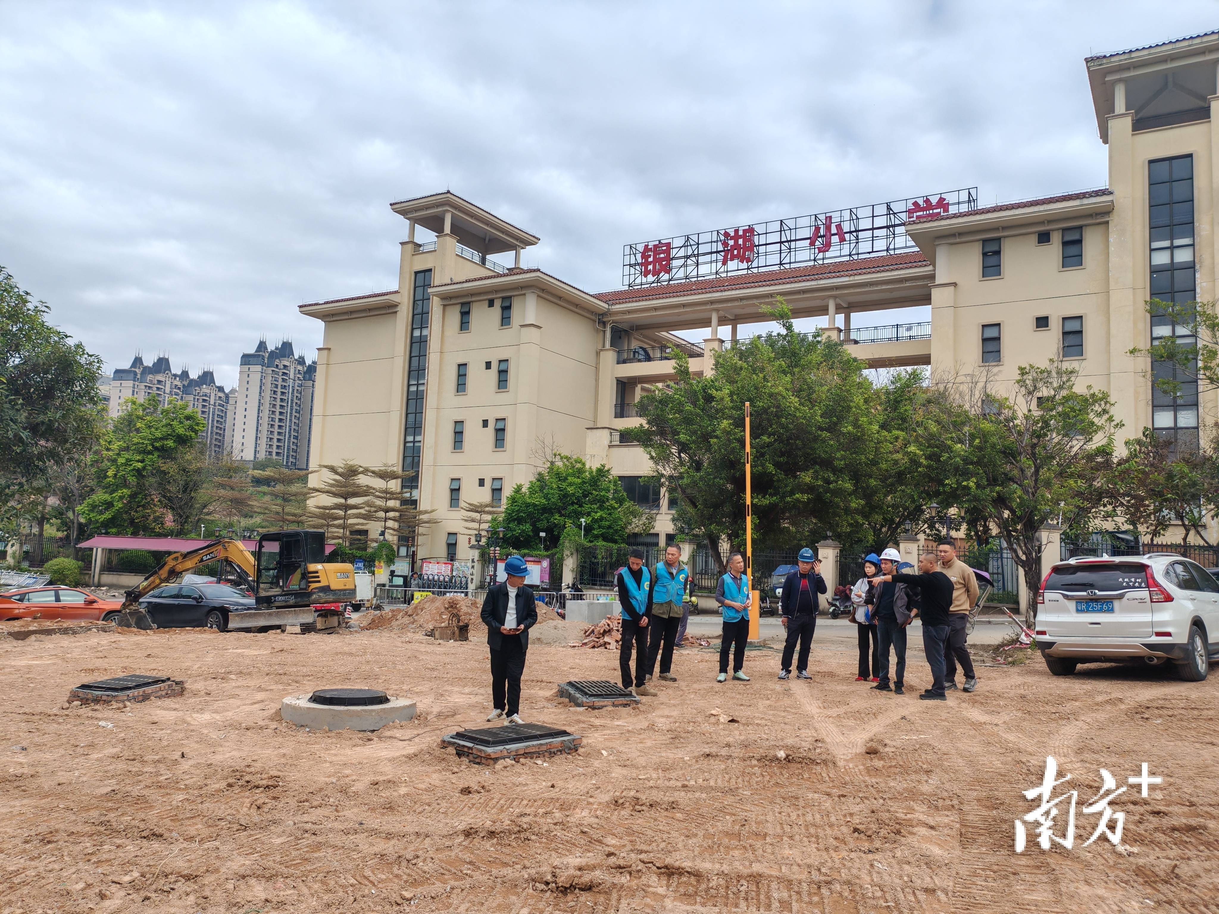 清城區駐龍塘鎮鄉村振興幫扶工作隊暖心推進銀湖小學道路安全提升工程