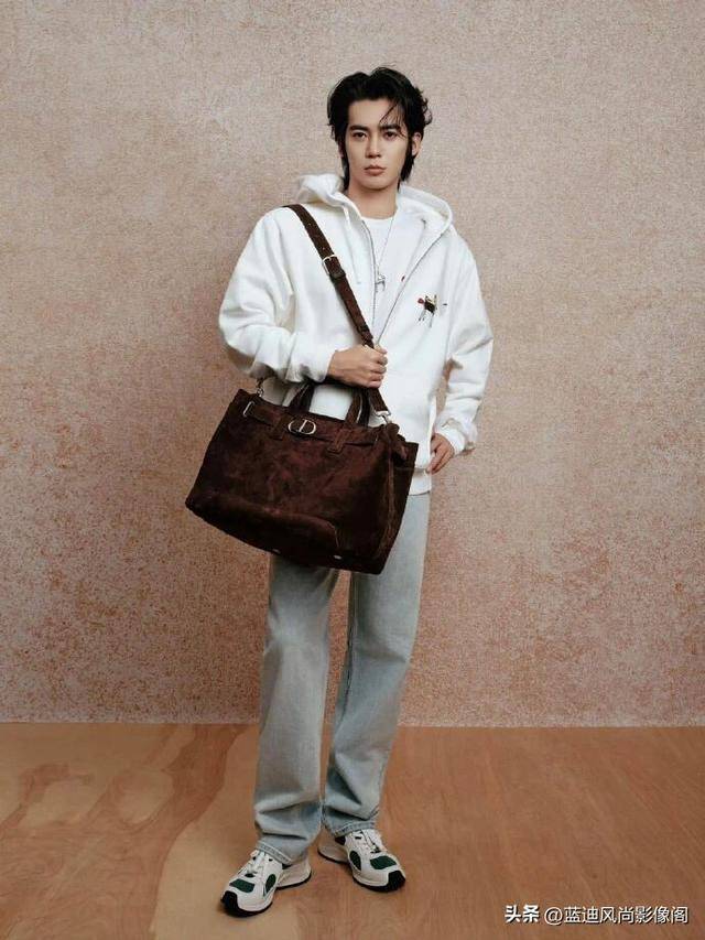 原創於適這 Dior 小馬刺繡，把馬年的鬆弛貴氣穿成了專屬答案