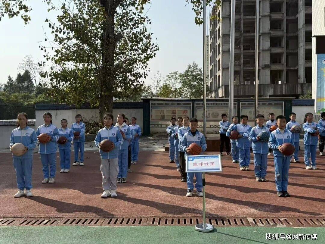 巴中市小學美育骨幹教師專項培訓班走進清江小學